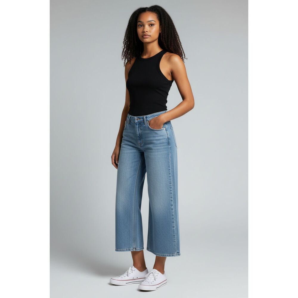Universal Thread Women's Highest Rise Wide Leg Crop Jeans Size 4/27R Light Wash
